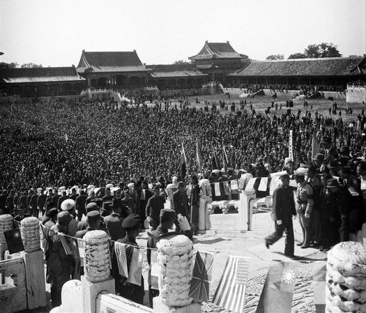 1945年10月10日，北平。中國(guó)戰(zhàn)區(qū)華北日本投降儀式在故宮太和殿舉行。日軍華北方面司令官根本博中將、中國(guó)受降主官孫連仲上將，分別簽字。當(dāng)日軍獻(xiàn)刀時(shí)，群眾山呼“中國(guó)萬(wàn)歲！”簽字儀式結(jié)束后，使用之桌椅文具均移送歷史博物館收藏。