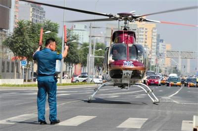 北京直升機降路口將心梗患者送往醫院(組圖)