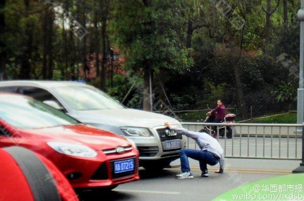 大概站了有1分鐘，男子突然側(cè)向防護欄倒下。“看到他頭都撞出血來了，但是表情很淡定。”據(jù)目擊者程先生稱，男子從頭至尾都沒有發(fā)出叫喊，也沒有跟任何人交流。“應該不是碰瓷，因為他都沒有找司機要錢。倒有點像是自殘。”