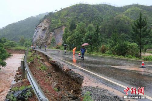 圖為5月19日，江西贛州石城縣珠坑鄉塘臺村通往福建寧化縣的公路出現塌方。陳小強 攝