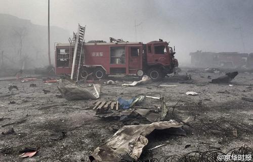 目前，躍進路上還停放著大量被爆炸毀的大貨車，有些車輛仍處于點火狀態(tài)。京華時報 韓天博 潘之望 攝