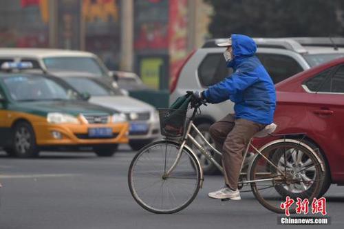 12月7日 北京遭新一輪霧霾侵襲 氣象臺再次發布橙色預警。 中新網記者 金碩 攝