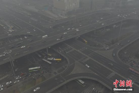 霧霾中CBD中央商務(wù)區(qū)國(guó)貿(mào)橋，單雙號(hào)實(shí)行車輛明顯減少。 圖片來源：視覺中國(guó)