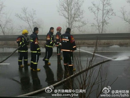 長深高速一危化品車追尾