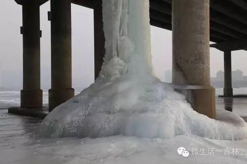 吉林鏟除巨型冰柱用七噸沸水