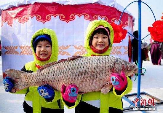 2016年01月16日，遼寧省沈陽市，為期一個半月的第四屆遼寧康平臥龍湖大遼文化冬捕節在沈陽市康平縣臥龍湖開幕，期間舉行遼代祭祖儀式、祭湖醒網儀式、觀看北方傳統古法捕魚、品嘗魚頭湯、看雪雕、逛廟會等豐富多彩的系列活動。臥龍湖位于沈陽北部，面積127.5平方公里，是遼寧省最大的平原淡水湖。當地的大遼文化冬捕節已經連續舉辦三屆，遼代元素貫穿整個冬捕活動，成為遼寧北部地區獨具特色的冬季旅游品牌。視覺中國