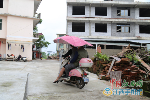 這輛換了三次電瓶的電動車，是王勇妻子鄭紅梅接送孩子的專車。“我有駕照，很想買輛二手車接送孩子，但王勇把錢都捐給困難的當事人，家里沒錢。”