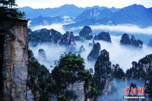 2016年5月29日，連續(xù)強降雨過后的世界自然遺產(chǎn)地湖南張家界核心景區(qū)武陵源天子山，飄渺無形的云海穿梭在連綿峰林間，奇美無比。