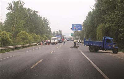 今年5月15日，在南京浦口花旗104國道寧淮高速高架橋下發生了一起車禍，19歲的男子羅某無證駕駛三輪汽車出事故致摩托車司機身亡，母親莊某愛子心切，為兒頂包，試圖“蒙混過關”，卻沒有逃過辦案民警的火眼金睛，最終被浦口交警識破。目前，羅某因涉嫌交通肇事逃逸已被刑事拘留。