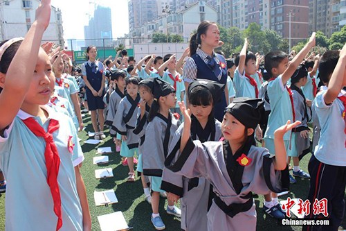 　　8月29日，長沙市岳麓區一小學舉行開學典禮，一年級新生們身著漢服，在老師的帶領和高年級同學的幫助下完成了“開筆禮”。校方希望以此方式教育學生從小要立志、做好人，學會感恩老師，勇于表達。劉著之 攝