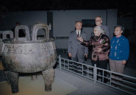 2004年，上海博物館舉辦了“潘達于捐贈大盂鼎、大克鼎回顧特展”，潘達于（中）出席