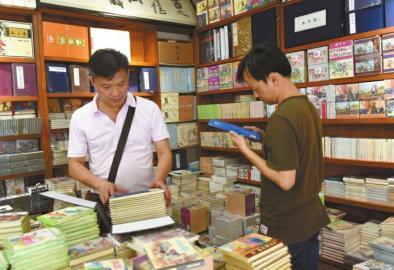 連友”在老劉的店里買書、看書，樂此不疲。