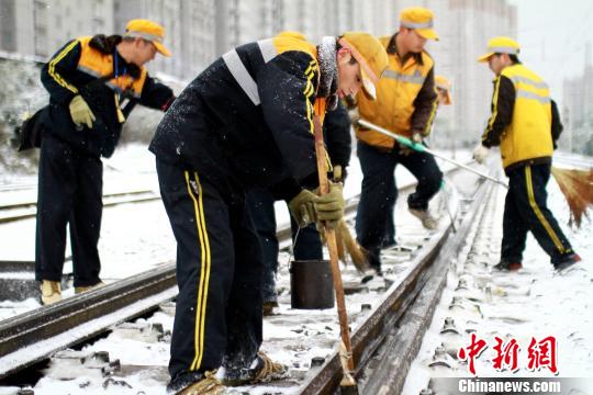 為確保隴海線客運安全暢通西安西站全力進行鐵軌防凍除雪工作。　鐘翰林　攝