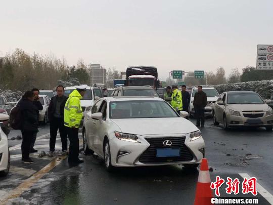 圖為高速交警對車輛進行疏導。　西安交警高速大隊供圖 攝