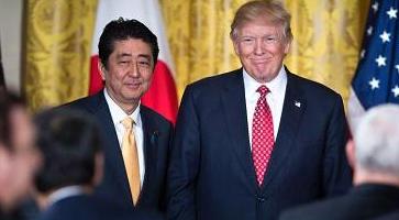 日本首相安倍晉三與美國總統特朗普會面。