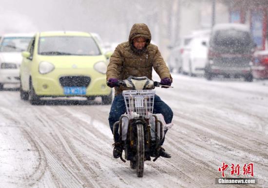 資料圖：2月19日，新一輪強(qiáng)降雪天氣再度“光臨”新疆烏魯木齊市。 <a target='_blank' href='http://www.chinanews.com/'>中新社</a>記者 劉新 攝