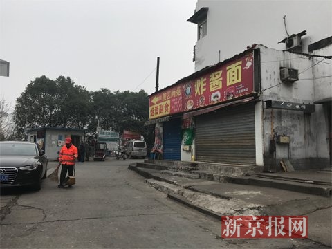 案發地點位于武昌火車站東廣場附近的城中村，地上的血跡被清理干凈了。 新京報記者 曹曉波攝