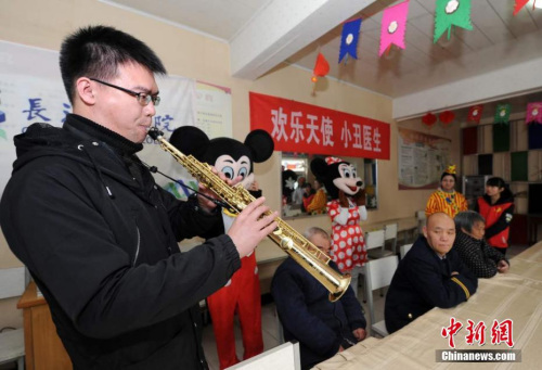 3月5日，山西長治醫(yī)學(xué)院組織大學(xué)生志愿者及“小丑醫(yī)生”走進當?shù)爻菂^(qū)南山田園養(yǎng)老院。范麗芳 攝