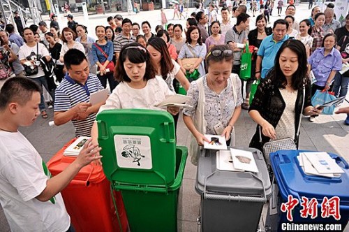 資料圖：圖為市民排隊參與“丟垃圾”游戲，培養垃圾分類意識。鐘欣 攝