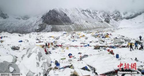 欲刷新登珠峰最年長者記錄的尼泊爾登山家在珠峰大本營去世