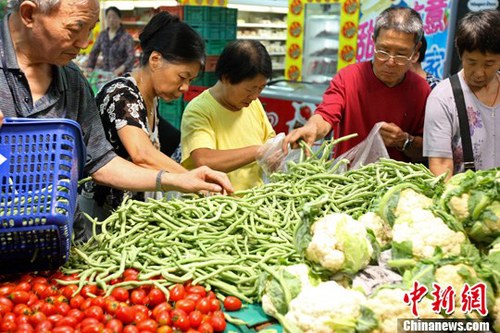 資料圖：北京消費者在超市內選購蔬菜。<a target='_blank' href='http://www.chinanews.com/'>中新社</a>發 張浩 攝