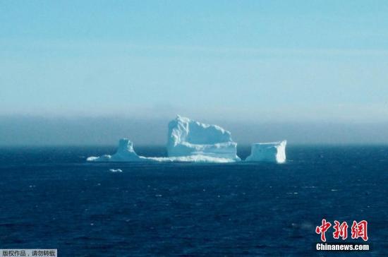 當地時間4月16日，加拿大紐芬蘭海岸邊，一座冰山“路過”此地。當地居民認為這是今年看到的第一座冰山。在加拿大紐芬蘭島北端的大北半島，每年六月中旬舉辦一次 “冰山節”，旅游者們來這里觀看冰山。紐芬蘭沿岸是世界上觀看冰山的最佳地點之一，每年的五月底、六月上旬，則是觀看冰山的最佳時節。