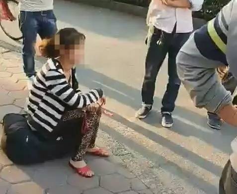 女子向自己孩子做出這種事 路人:是你親生的嗎？