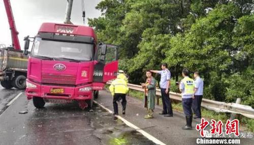 G80廣昆高速肇慶段一載硫酸槽罐車側翻致2人死亡