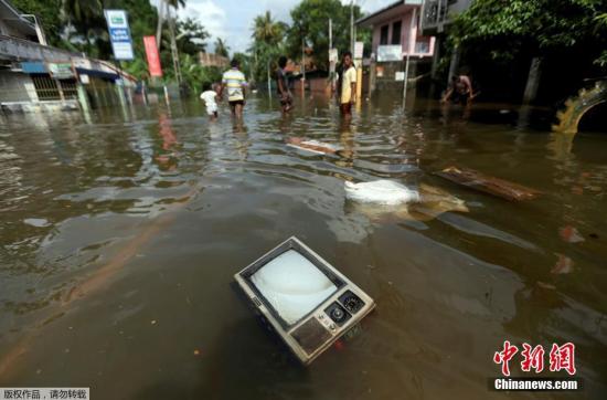 當地時間5月29日，斯里蘭卡Kalutara，電視機漂在洪水中。目前，斯里蘭卡的多個地區都遭遇了暴雨和洪水的侵襲，一些地方還發生了山體滑坡等次生災害。