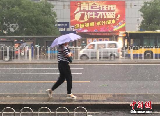 資料圖：6月23日清晨，北京降雨持續(xù)，并出現(xiàn)了短時大雨。 <a target='_blank' href='http://www.chinanews.com/' >中新網(wǎng)</a>記者 富宇 攝