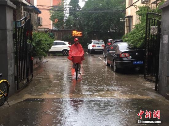 資料圖：6月23日清晨，北京降雨持續(xù)，并出現(xiàn)了短時大雨。 <a target='_blank' href='http://www.chinanews.com/' >中新網(wǎng)</a>記者 富宇 攝