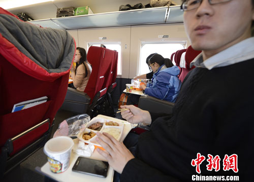 圖為G801次列車一等座席的乘客在品嘗列車提供的餐食。<a target='_blank' href='http://www.chinanews.com/'>中新社</a>發 侯宇 攝