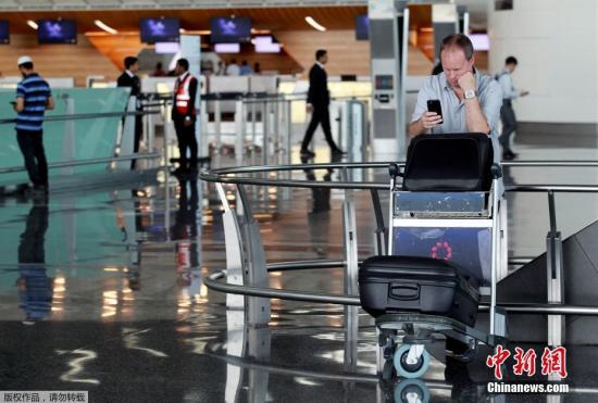 此前，阿聯酋航空、埃及航空等相繼暫停往返卡塔爾首都多哈的航班，沙特等國甚至禁止卡塔爾航空班機越過領空，令中東航空樞紐多哈的哈馬德國際機場陷入混亂。