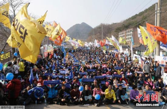 當地時間2017年3月18日，韓國星州郡，民眾集會抗議，要求取消部署“薩德”。