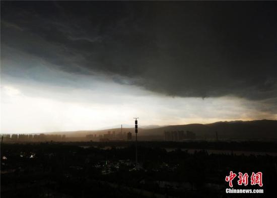 6月5日15時40左右，蘭州天氣突變，大風、暴雨、冰雹來襲，市區上空烏云密布。趙雅琪 攝