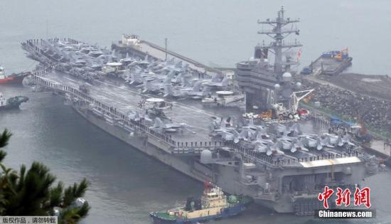 資料圖：美國尼米茲級核動力航空母艦“羅納德-里根號”(CVN-76)駛入韓國海軍釜山基地。