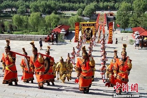 8月10日，丁酉年兩岸千名青年黃陵祭祖典禮在陜西黃帝陵舉行。來自臺(tái)灣的青年學(xué)生、基層青年民意代表及陜西高校的青年學(xué)生等千余人齊聚黃帝陵，祭拜人文初祖軒轅黃帝。<a target='_blank' href='http://www.chinanews.com/'>中新社</a>記者 田進(jìn) 攝