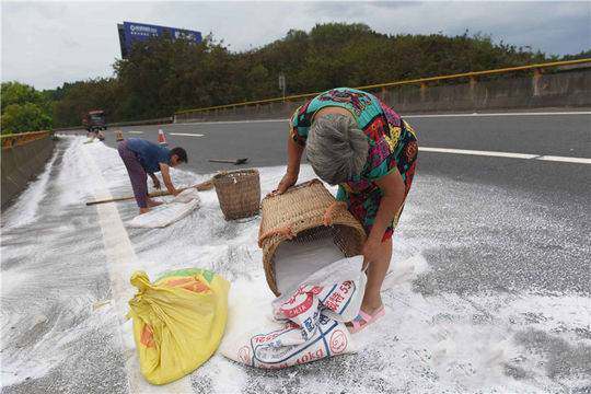 村民順走高速路上工業鹽3