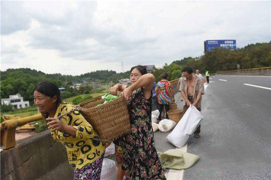 村民順走高速路上工業鹽5