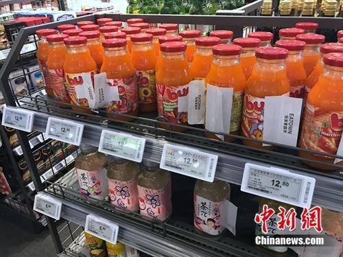 無人超市所售商品中，飲料居多。<a target='_blank' href='http://www.chinanews.com/' >中新網(wǎng)</a> 吳濤 攝