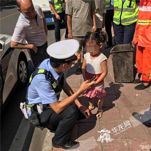 三歲女孩要坐搖搖車 大馬路上走丟“媽媽不要我了”