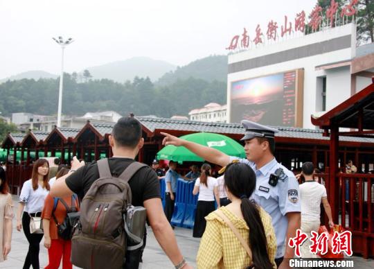 南岳區千余名干部職工深入城區各主要道路、景點值班值勤。　文麗貴 攝