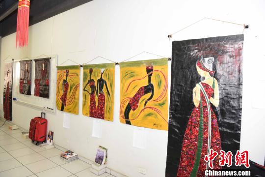 圖為“多彩貴州南美書畫展”繪畫作品?！∧尚?攝