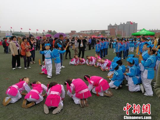 中國(guó)僑網(wǎng)海外華校校董紛紛在山西河津中學(xué)的特色教學(xué)展示項(xiàng)目“國(guó)學(xué)經(jīng)典誦讀”展示區(qū)駐足。　楊杰英　攝