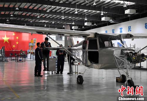 圖為福建野馬飛機(jī)制造有限公司工人正在車間裝配飛機(jī)部件。(資料圖片) <a target='_blank' href='http://www.chinanews.com/'>中新社</a>記者 張斌 攝