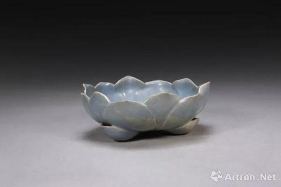 宜興窯仿鈞天藍釉蓮花式洗，明，高7.1cm,口徑19.3cm,足距10cm.