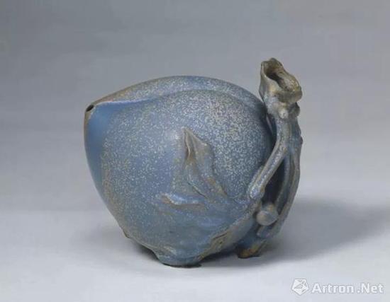 宜興窯桃式水注，明，通高11.9cm,腹徑12cm.