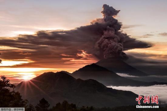 當地時間11月27日，印度尼西亞巴厘島阿貢火山日前接連噴發，當地民眾和當局都對此提高警惕。由于有再發噴發可能，印尼當局27日將阿貢火山的警戒級別從三級別調高至最高的四級。