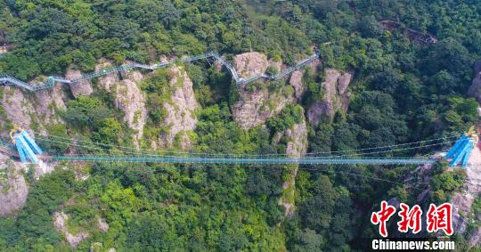 國內首座高空特效玻璃橋“飛龍在天”航拍圖。　張婭子 攝