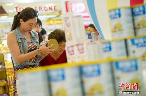 3月20日，海南實(shí)施新調(diào)整后的離島免稅政策，品種從原來的21類增至38類。本次調(diào)整，新增奶粉、咖啡、保健食品、家用空氣凈化器、家用醫(yī)療器械等17種消費(fèi)品，并對10種類別的免稅品單次購買數(shù)量放寬限制。許多出島旅客到免稅店選購進(jìn)口奶粉。記者在目前全球最大的單體免稅店三亞海棠灣免稅購物中心看到，該店銷售三種品牌進(jìn)口奶粉，雀巢超級能恩、愛薇牛、多培。據(jù)該購物中心工作人員介紹，政策調(diào)整首日，許多旅客咨詢進(jìn)口奶粉情況，購買人數(shù)也較多，消費(fèi)理性，無哄現(xiàn)象。圖為游客在海南三亞海棠灣免稅購物中心選購免稅奶粉。<a target='_blank' href='http://www.chinanews.com/'>中新社</a>發(fā) 駱云飛 攝